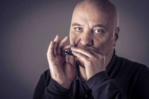 Wilfried-mit-Bluesharp.jpg